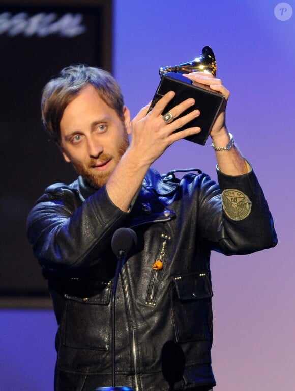 Dan Auerbach de The Black Keys soulevant un Grammy Award, son 7e, au Staples Center de Los Angeles, le 10 février 2013