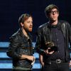 Dan Auerbach et Patrick Carney, The Black Keys, recevant le Grammy Award de la meilleure performance rock pour Lonely Boy lors des Grammy Awards 2013