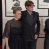 Dan Auerbach présentait sa fiancée Jen Goodall, enceinte, sur le tapis rouge des 57e Grammy Awards, le 8 février 2015 à Los Angeles, en compagnie de son compère de The Black Keys, Patrick Carney, présent avec son épouse Emily Ward.
