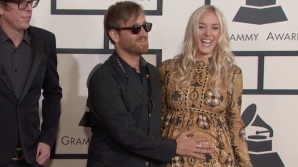 Dan Auerbach (The Black Keys) présente sa fiancée, enceinte, aux Grammy Awards