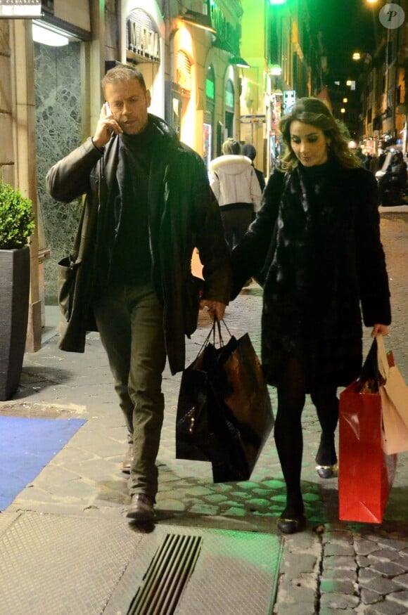Rocco Siffredi fait du shopping avec son épouse Rosa Caracciolo, à Rome le 6 février 2013.