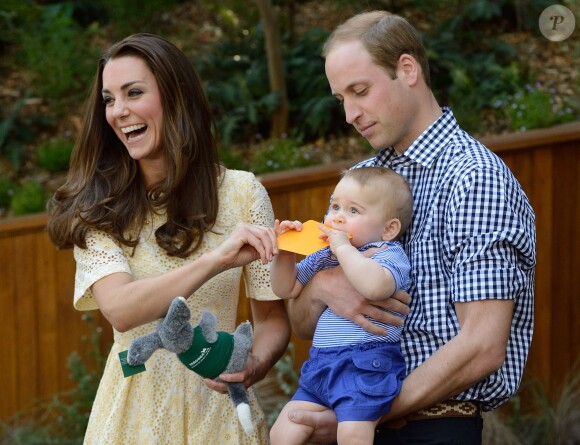 Kate Middleton, le prince William et le prince George de Cambridge au zoo de Taronga à Sydney, en Australie, le 20 avril 2014