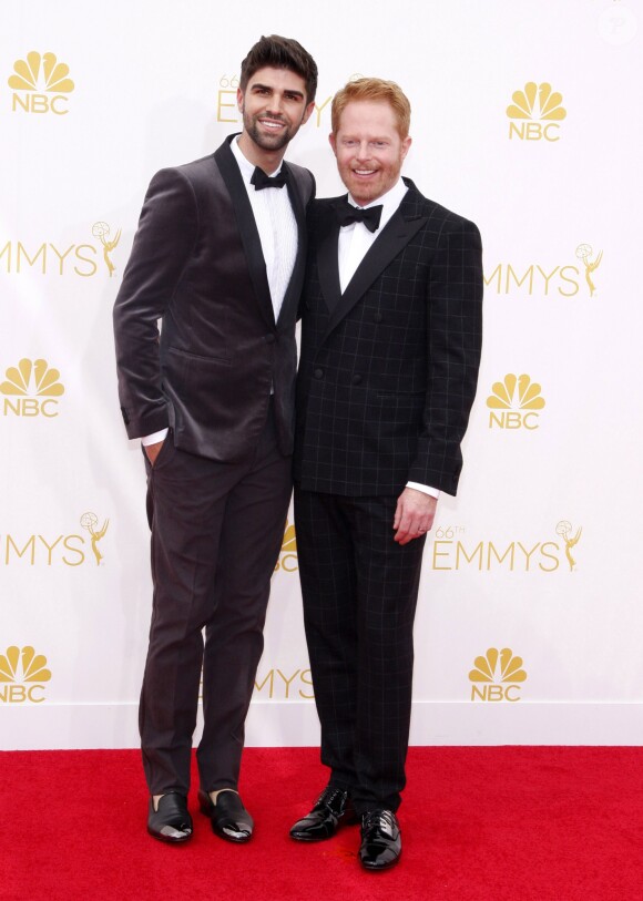 Justin Mikita et Jesse Tyler Ferguson lors de La 66ème cérémonie annuelle des Emmy Awards au Nokia Theatre à Los Angeles, le 25 août 2014. 