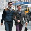 Jesse Tyler Ferguson et son mari Justin Mikita se promenent dans les rues de New York, le 17 novembre 2013.  