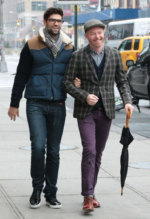 Jesse Tyler Ferguson et son mari Justin Mikita se promenent dans les rues de New York, le 17 novembre 2013.  