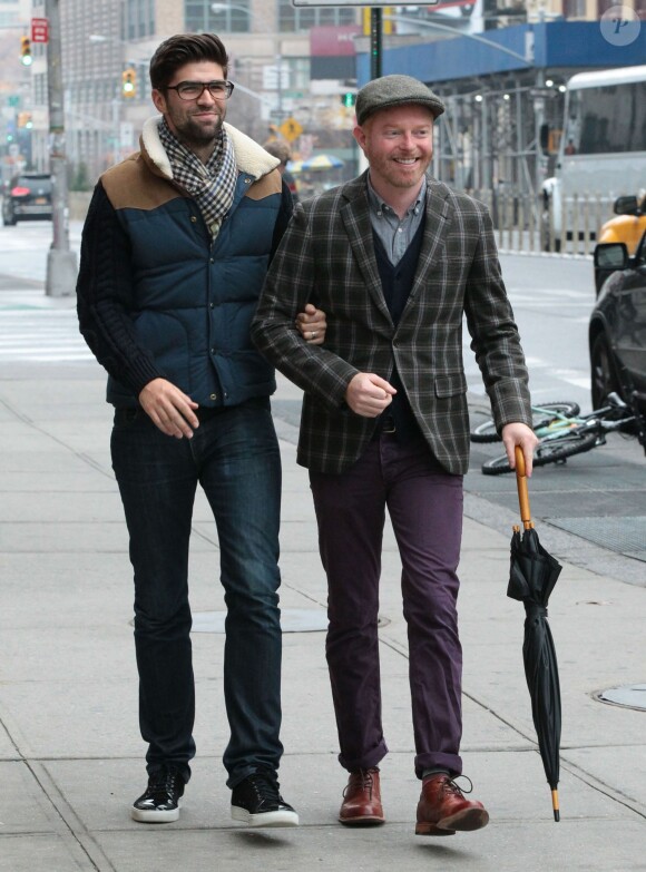 Jesse Tyler Ferguson et son mari Justin Mikita se promenent dans les rues de New York, le 17 novembre 2013. 