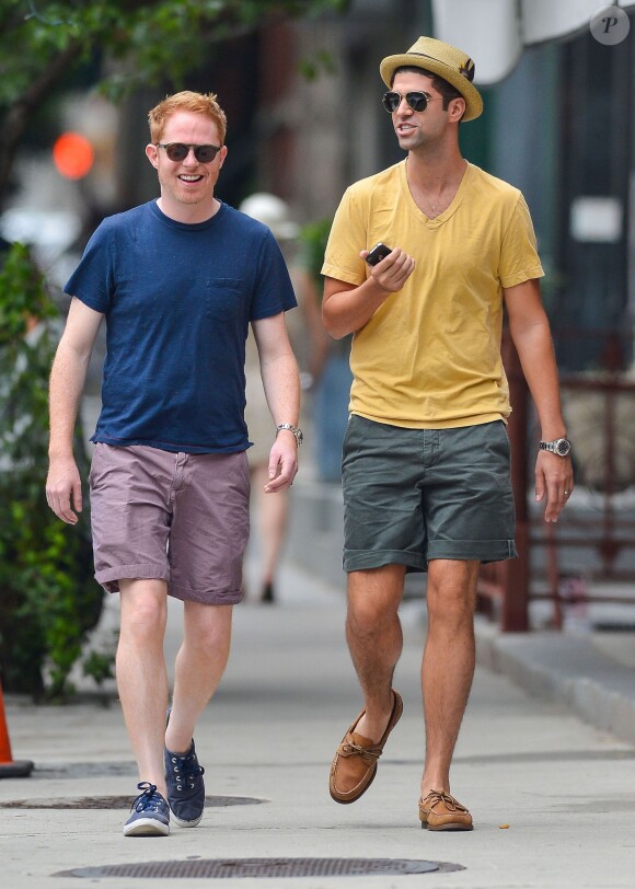 Les jeunes maries Jesse Tyler Ferguson et Justin Mikita se promenent a New York, le 21 juillet 2013.  