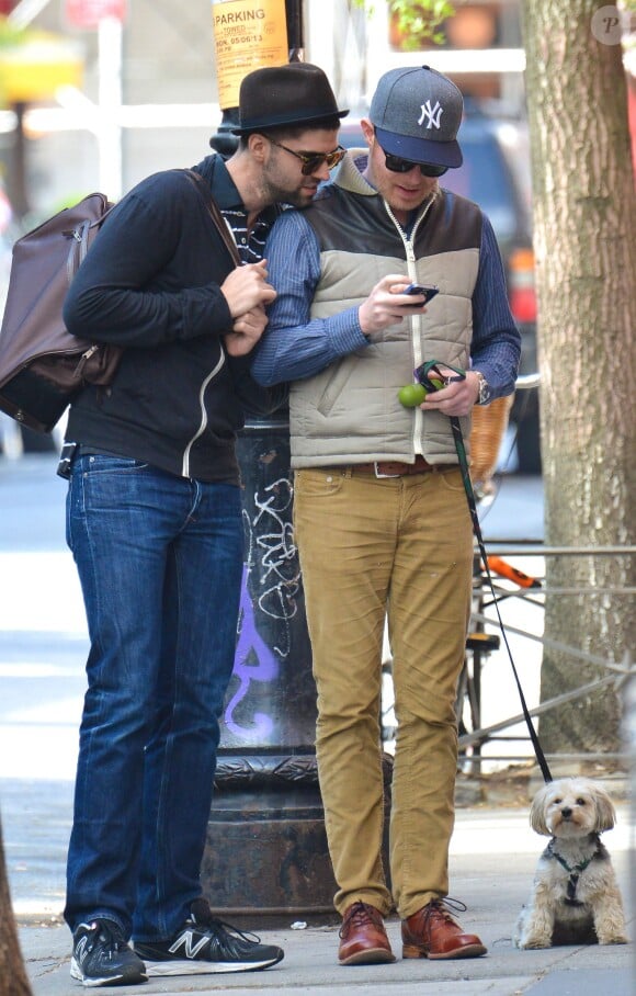 L'acteur Jesse Tyler Ferguson, de la serie "Modern Family", a dejeune avec son compagnon Justin Mikita a New York.  