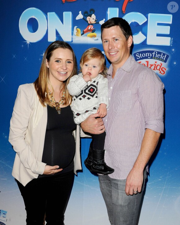 Beverley Mitchell avec son mari et sa fille Kenzie, au spectacle Let's Celebrate!  by Disney On Ice à Los Angeles, le 11 décembre 2014