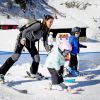 La princesse Athena, qui ne skie que depuis quelques jours, n'a pas froid aux yeux ; sa maman la princesse Marie assure ses arrières...
Le prince Joachim et la princesse Marie de Danemark, en vacances aux sports d'hiver dans la station suisse de Villars-sur-Ollon, comme chaque année, avec leurs enfants Henrik (5 ans), Athena (3 ans), Nikolai (15 ans) et Felix (12 ans), avaient donné rendez-vous aux journalistes sur les pistes, le 10 février 2015. Sous un soleil radieux, ceux-ci ont pu voir la princesse Athena faisant ses débuts sur des skis, ou les enfants glissant sur une luge tirée par un cheval.