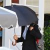 Exclusif - Gwyneth Paltrow essaye de se cacher avec un parapluie alors qu'elle sort d'un restaurant au Brentwood Country Mart à Brentwood, le 9 février 2015. 