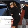 Exclusif - Gwyneth Paltrow essaye de se cacher avec un parapluie alors qu'elle sort d'un restaurant au Brentwood Country Mart à Brentwood, le 9 février 2015. 