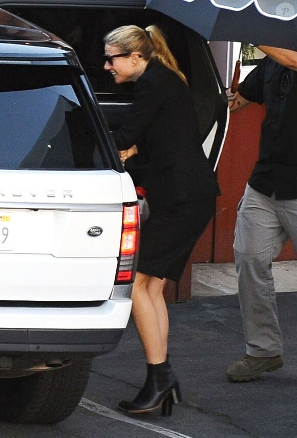 Exclusif - Gwyneth Paltrow essaye de se cacher avec un parapluie alors qu'elle sort d'un restaurant au Brentwood Country Mart à Brentwood, le 9 février 2015. 