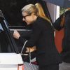 Exclusif - L'actrice Gwyneth Paltrow essaye de se cacher avec un parapluie alors qu'elle sort d'un restaurant au Brentwood Country Mart à Brentwood, le 9 février 2015. 