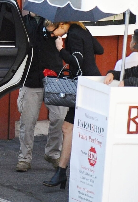 Exclusif - L'actrice américaine Gwyneth Paltrow essaye de se cacher avec un parapluie alors qu'elle sort d'un restaurant au Brentwood Country Mart à Brentwood, le 9 février 2015. 
