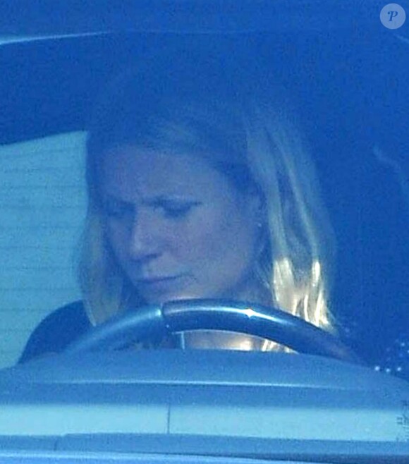 Exclusif - L'actrice Gwyneth Paltrow, l'air triste, boit un jus de fruits dans sa voiture après son cours de gym à Santa Monica, le 4 février 2015. 