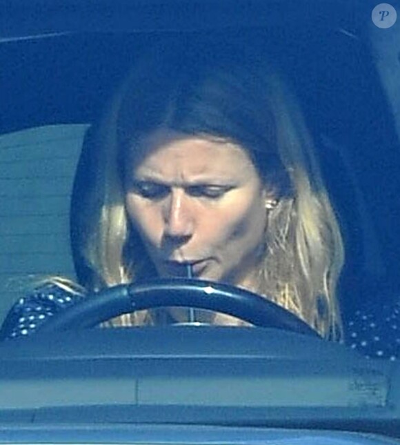 Exclusif - Gwyneth Paltrow, l'air triste, boit un jus de fruits dans sa voiture après son cours de gym à Santa Monica, le 4 février 2015. 
