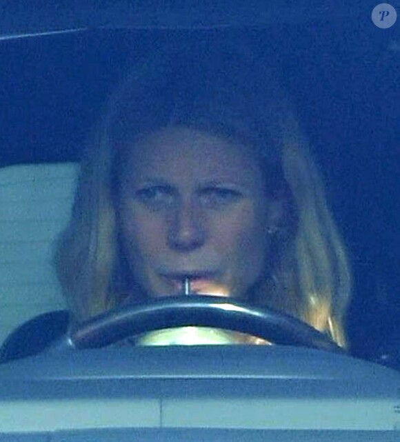 Exclusif - Gwyneth Paltrow, l'air triste, boit un jus de fruits dans sa voiture après son cours de gym à Santa Monica, le 4 février 2015. 