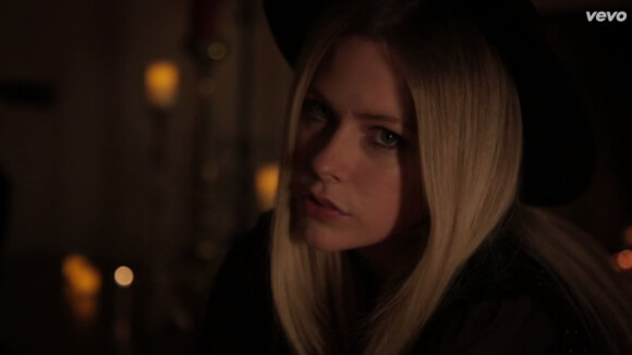 Avril Lavigne : Entre prostitution et arrestation, un nouveau clip sulfureux