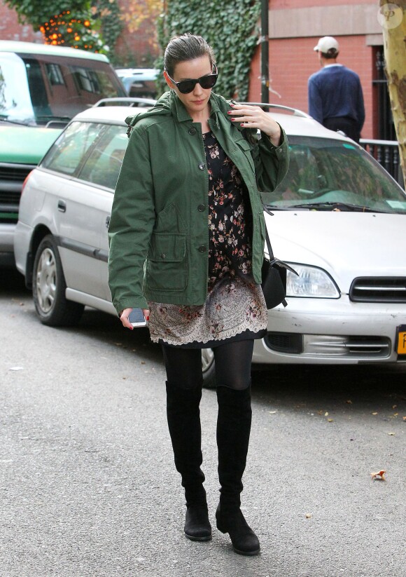 Liv Tyler enceinte se promène dans les rues de New York, le 29 octobre 2014.  