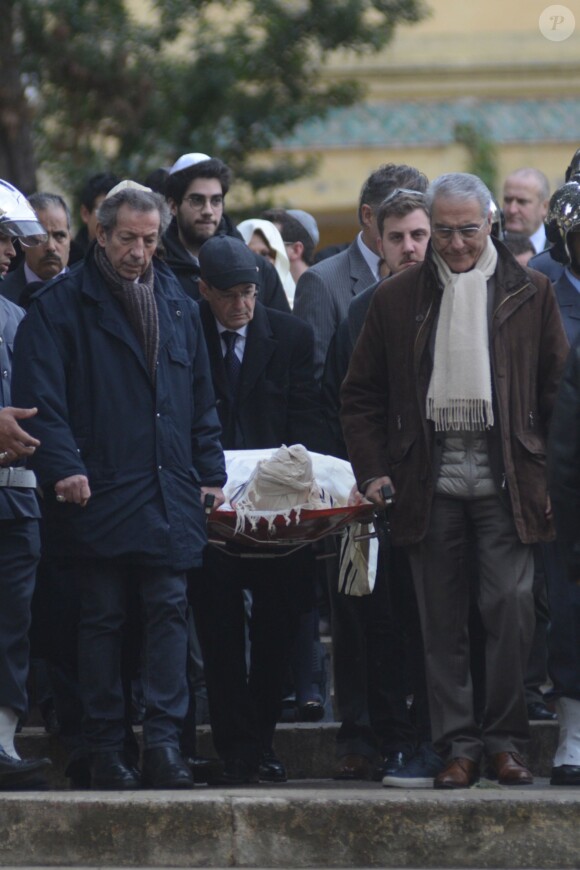 Michel Creton, Norbert Balit et un des petit-fils de Roger Hanin - Obsèques de Roger Hanin au cimetière Saint-Eugène à Alger, le 13 février 2015.