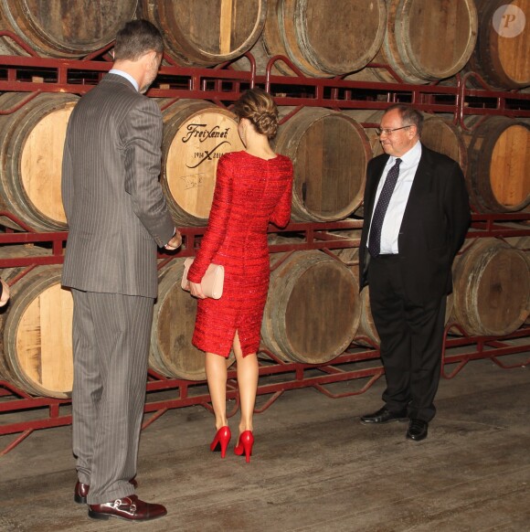 Letizia et Felipe VI d'Espagne signant un fût de cava. Ils célébraient le 13 février 2015 les cent ans de Freixenet, prestigieuse marque de cava (vin effervescent), au siège de la société dans le village catalan de Sant Sadurní d'Anoia.