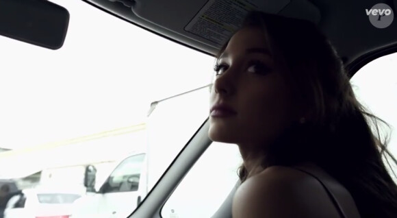 Le 15 février 2015, la chanteuse Ariana Grande a dévoilé le clip de son nouveau single One Last Time.  