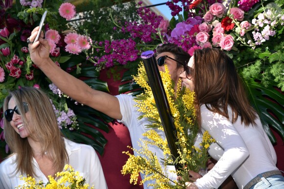 Tonya Kinzinger, Rayane Bensetti et Denitsa Ikonomova (selfie) - Première bataille de fleurs sur la Promenade des Anglais lors du 131ème carnaval de Nice "Roi de la Musique", avec une partie des membres de "Danse avec les stars", le 18 février 2015. 