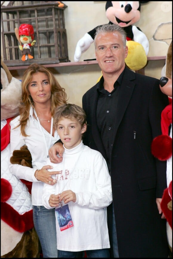 Didier Deschamps, sa femme Claude et son fils Dylan à Paris le 5 novembre 2005. 