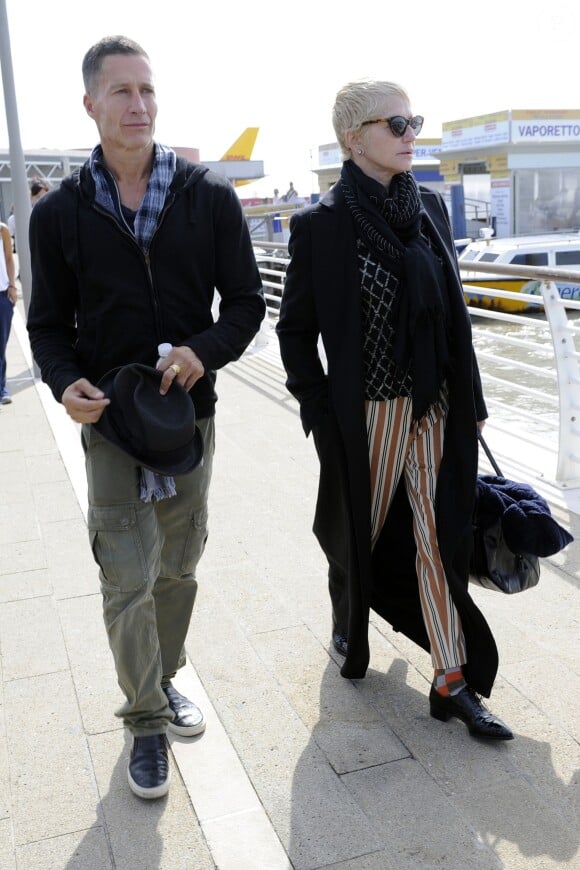 Ellen Barkin et un ami arrivent à Venise pour le mariage de George Clonney et Amal Alamuddin. Le 26 septembre 2014  