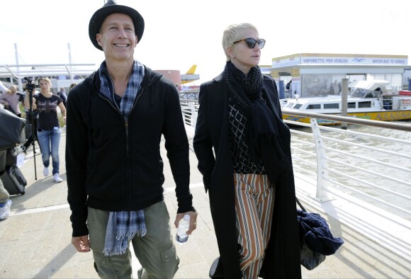 Ellen Barkin et un ami arrivent à Venise pour le mariage de George Clonney et Amal Alamuddin. Le 26 septembre 2014 