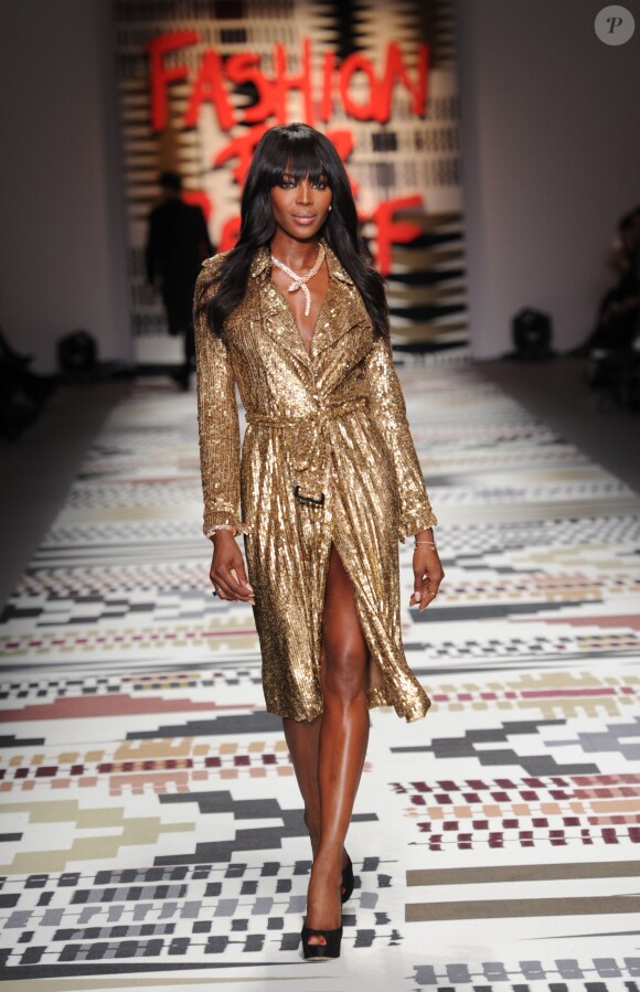 Naomi Campbell - Défilé caritatif "Fashion For Relief" prêt-à-porter collection Automne/Hiver 2015 lors de la Fashion Week à Londres le 19 février 2015. Un défilé au profit d'œuvres caritatives pour lutter contre l'Ebola.  Fashion For Relief charity fashion show to kick off London Fashion Week Fall/Winter 2015/16 at Somerset House on February 19, 2015 in London, England. The Fashion For Relief show is in support of Ebola, raising funds and awareness for Disaster Emergency Committee: Ebola Crisis Appeal and the Ebola Survival Fund.19/02/2015 - Londres