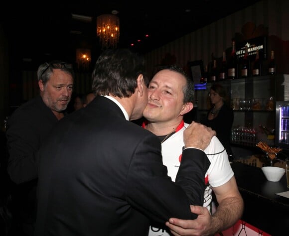 Exclusif - Christian Estrosi embrasse Franck Viano, cuisinier niçois - Soirée de l'Asssociation des Journalistes Niçois au Palais Maillot à Paris le 18 février 2015.