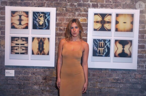 Scout Willis présente ses photos lors de l'Impossible Exhibition à la Hoxton Gallery, Londres, le 19 février 2015.