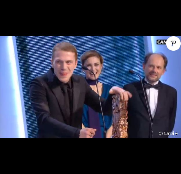 Kévin Azaïs obtient le César du meilleur second rôle pour Les Combattants - 20 février 2015. Il lui a été remis par Julie Gayet et Denis Podalydès
