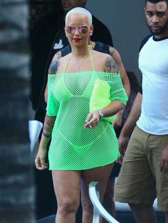Amber Rose se relaxe au bord de la piscine de son hôtel à Miami, le 18 janvier 2015.  