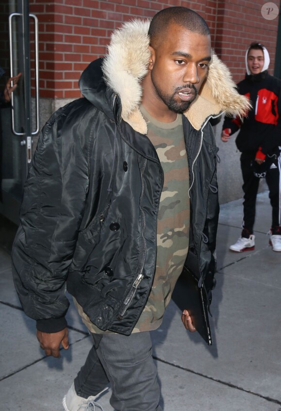Kim Kardashian rentre dasn son appartement avec sa fille North alors que son mari Kanye West en sort, à New York, le 15 février 2015.  
