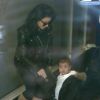 Kim Kardashian rentre dasn son appartement avec sa fille North alors que son mari Kanye West en sort, à New York, le 15 février 2015. 