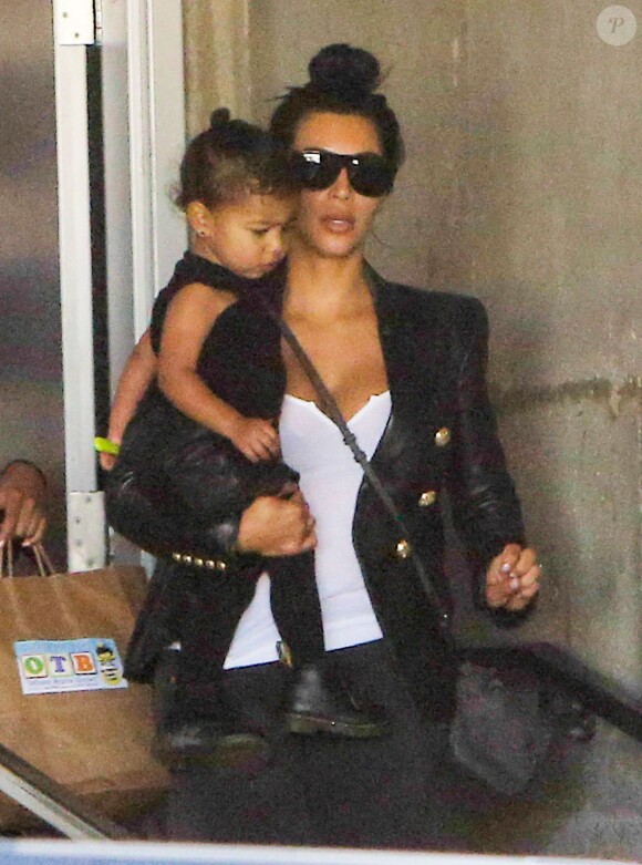 Kim Kardashian et sa fille North - Exclusif - Kim Kardashian et Kanye West emmènent leur fille North à une séance photo à Hollywood, le 5 février 2015 F 