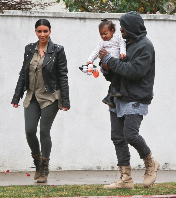 Exclusif - Prix spécial - Kim Kardashian, Kanye West et leur fille North se rendent à une fête chez des amis à Brentwood le 10 janvier 2015.  