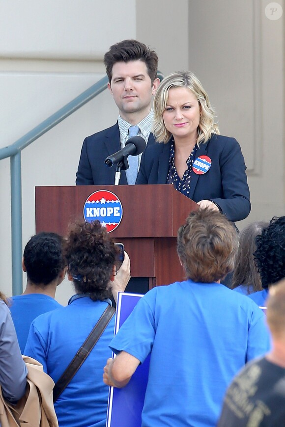 Amy Poehler et Adam Scott sur le tournage de "Parks and Recreation" à Pasadena le 11 septembre 2013