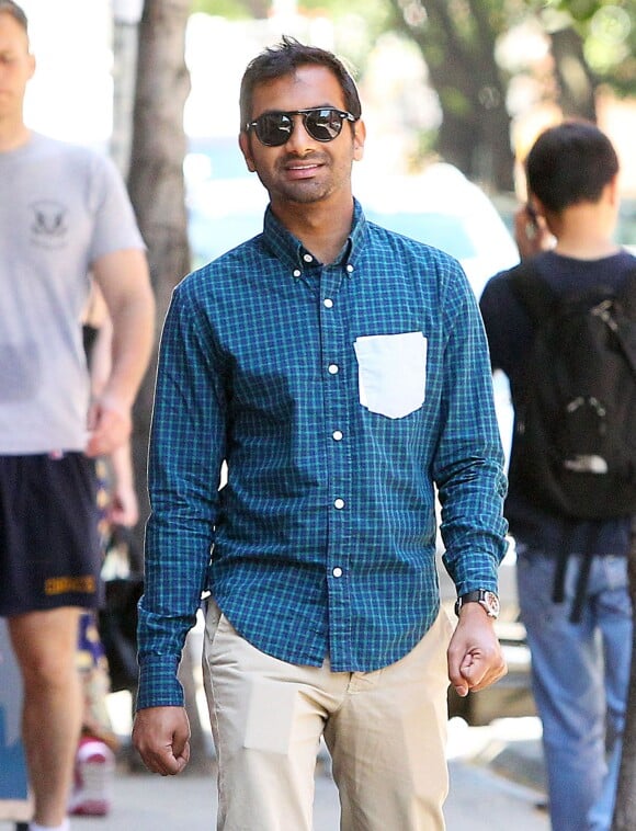 Aziz Ansari se promène à East Village à New York, le 21 juin 2014.