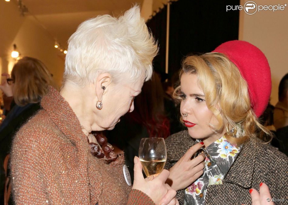 Vivienne Westwood et Paloma Faith dans les coulisses du défilé Vivienne Westwood Red Label automne-hiver 2015-2016 à Londres. Le 22 février 2015.