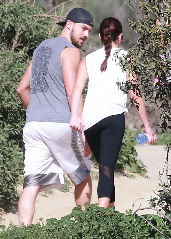 Lea Michele se promène, main dans la main, avec son petit ami Matthew Paetz au TreePeople park à Beverly Hills, le 25 janvier 2015