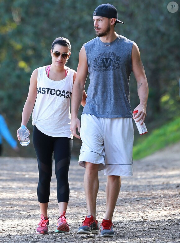 Lea Michele se promène, main dans la main, avec son petit ami Matthew Paetz au TreePeople park à Beverly Hills, le 25 janvier 2015