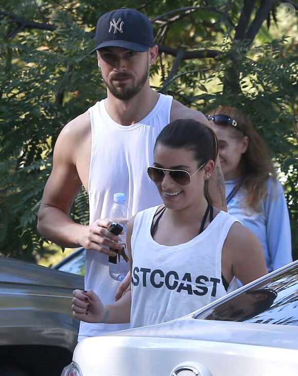 Lea Michele et son compagnon Matthew Paetz sont allés faire une marche avec des amis dans le parc TreePeople à Studio City. Le couple est ensuite allé déjeuner au restaurant "Zankou Chicken". Le 8 février 2015