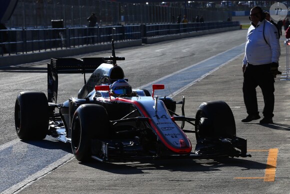 Fernando Alonso teste sa McLaren-Honda sur un circuit espagnol, le 1er février 2015.
