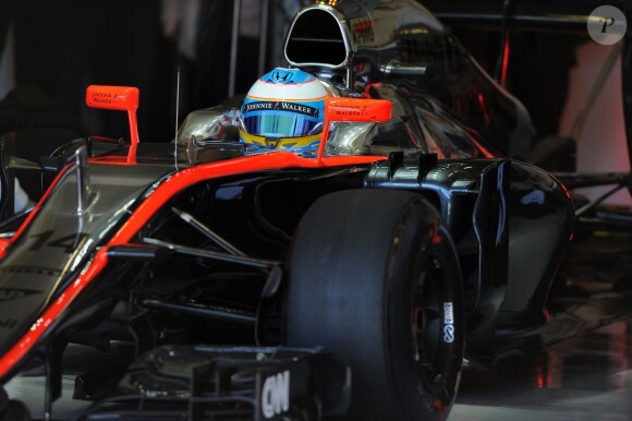 Fernando Alonso teste sa McLaren-Honda sur un circuit espagnol, le 1er février 2015.