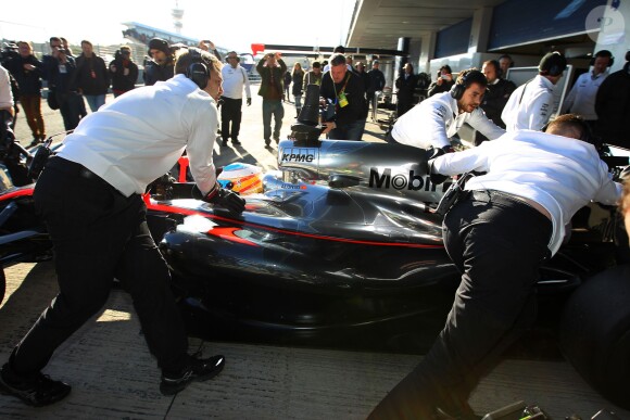 Fernando Alonso teste sa McLaren-Honda sur un circuit espagnol, le 1er février 2015.
