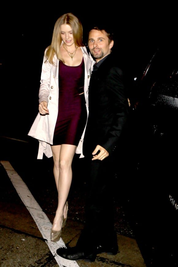 Exclusive - Matthew Bellamy le leader du groupe de rock Muse et sa possible nouvelle petite amie se rendent au restaurant Craid à West Hollywood pour dîner, le 24 février 2015. La jeune femme ressemble beaucoup à son ex-fiancée Kate Hudson.